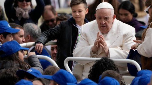 Papst Franziskus im Krankenhaus: Ärzte melden Besserung