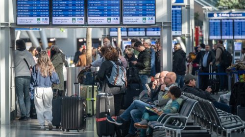 Flughafen Düsseldorf: Wartezeit zum Ferienstart – „Desaster“