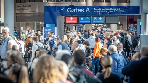 Flughafen Düsseldorf: Lange Schlangen zum Ferienstart in NRW