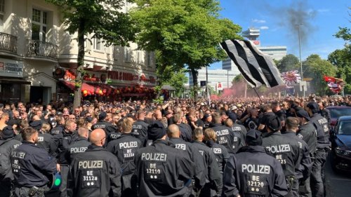 Eintracht-Fans ziehen mit Fanmarsch zum Stadion