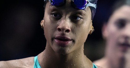 Chi è Sara Curtis, la 18enne che ha battuto il record di Pellegrini nei 100 stile libero: "Ho fatto meglio di un mito" - Il Fatto Quotidiano