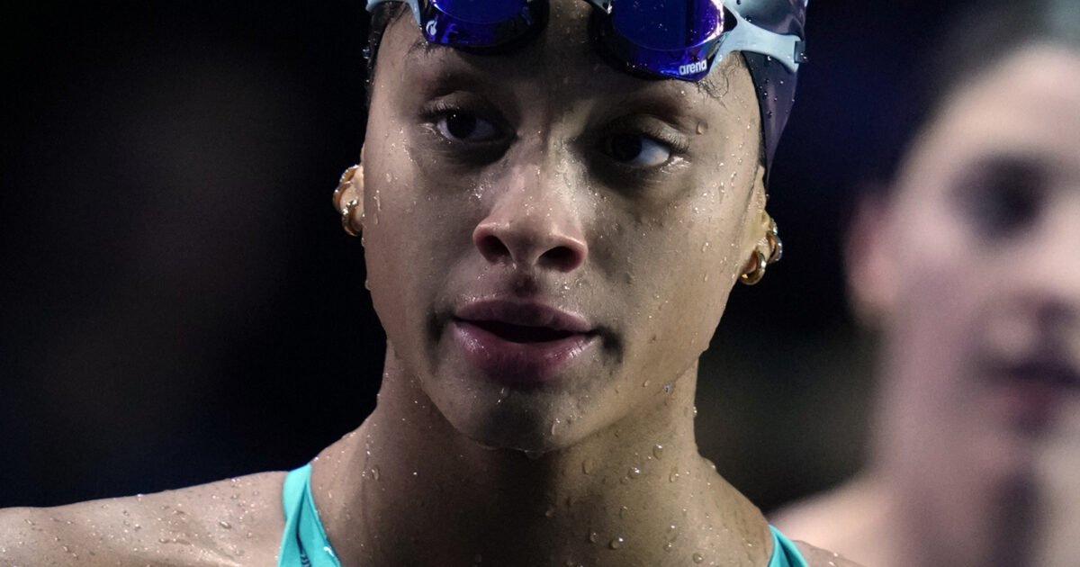 Chi è Sara Curtis, la 18enne che ha battuto il record di Pellegrini nei 100 stile libero: "Ho fatto meglio di un mito" - Il Fatto Quotidiano