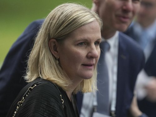 Kirsty Coventry nuova presidente del Cio: è la prima donna e africana al vertice dello sport mondiale - Il Fatto Quotidiano
