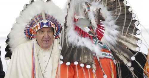 Il Papa ha chiesto scusa agli indigeni canadesi: "Giungo di persona per implorare da Dio perdono"