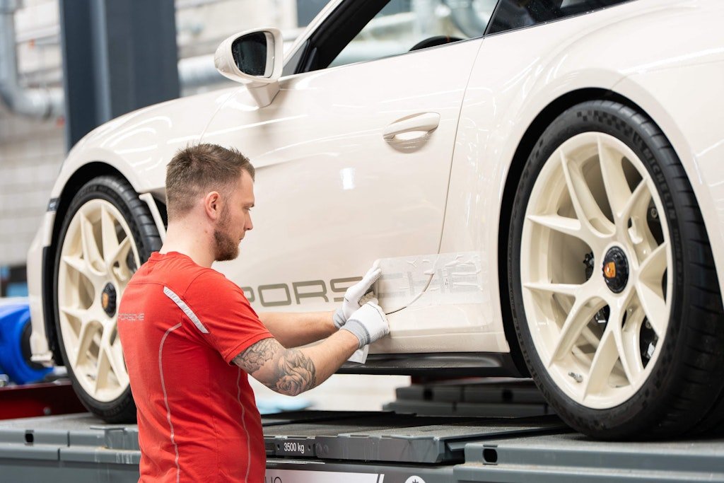 Porsche und BMW kehren Elektroautos den Rücken – Experte: „Die Politik ist das größte Problem“