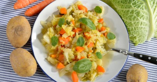 Leckeres Rezept wie von Oma: Wirsing-Eintopf mit Möhren und Kartoffeln! Diese köstliche Suppe versüßt Ihnen jeden kalten Abend