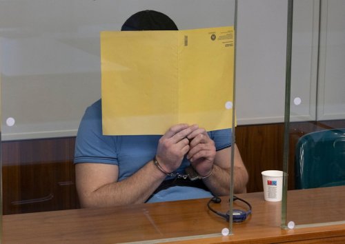 „Aus Vergnügen“ mit Stahlkappenschuhen auf S-Bahn-Fahrgäste eingetreten