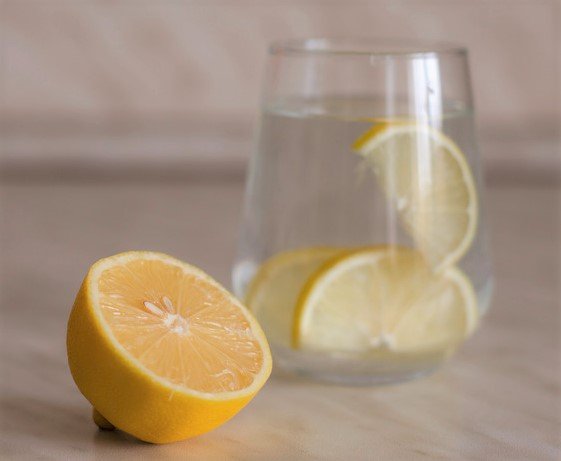 The real reason you should never put a lemon in your drink