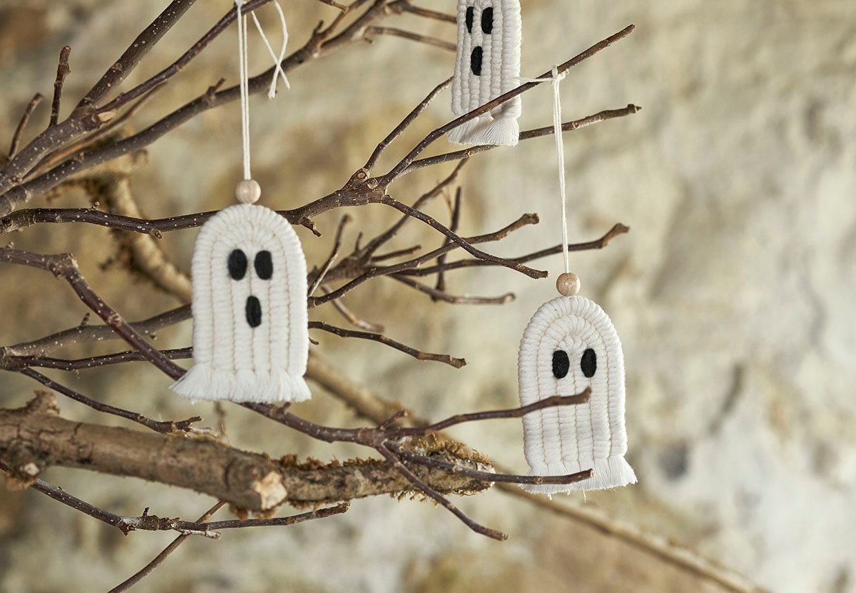 Easy DIY Halloween decorations for a spooky celebration - cover
