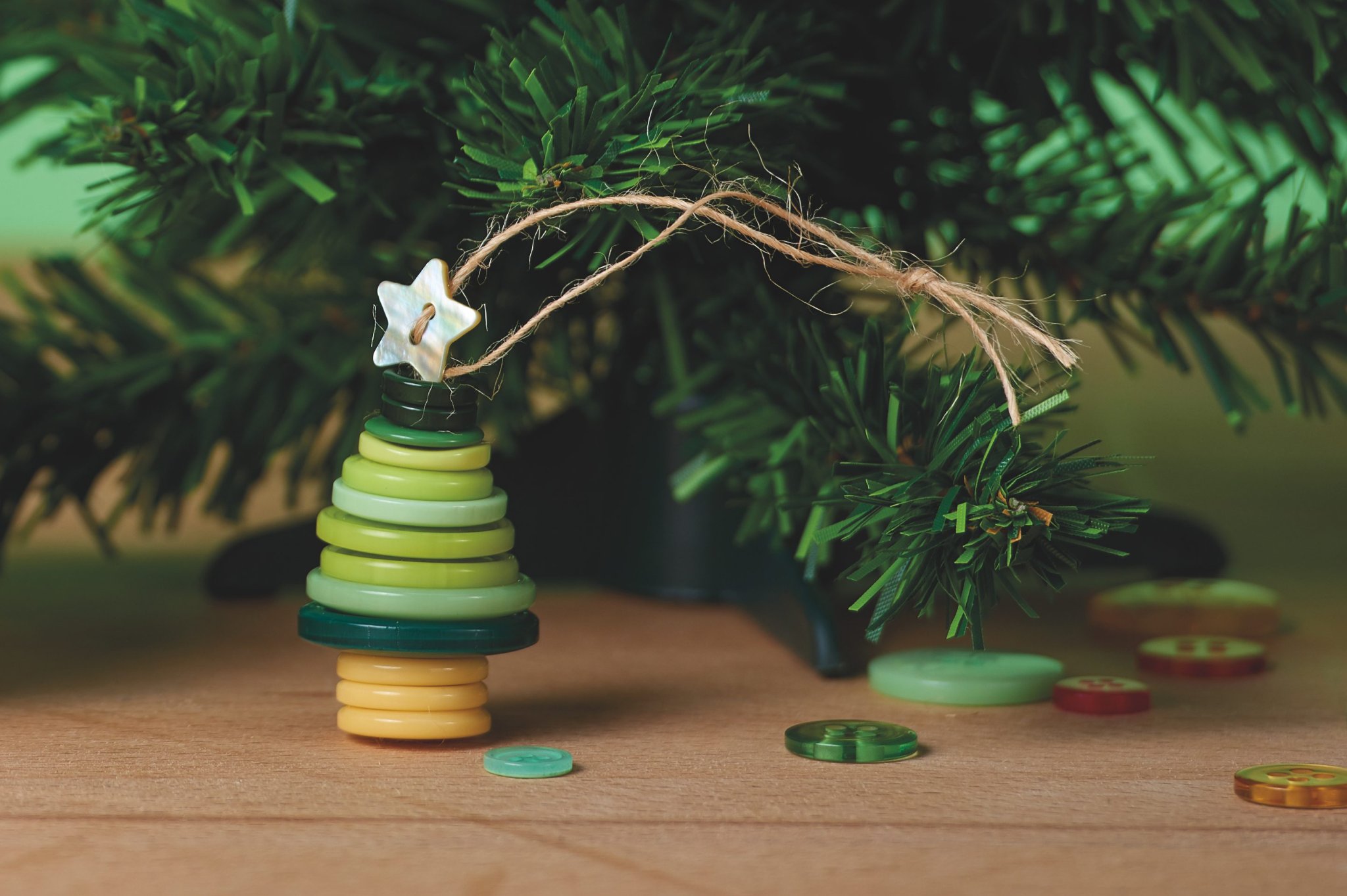 How to make Christmas tree decorations from buttons