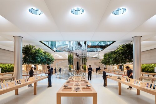 Apple Store employees in the United States must now wear masks