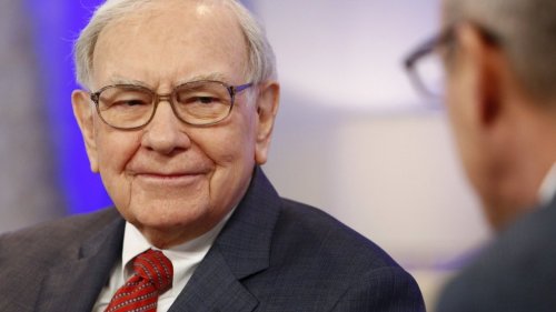8 Books Warren Buffett Tells Millionaires to Read