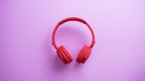 5 Game-Changing Podcasts To Listen To On Your Commute