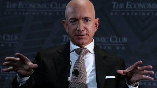 Jeff Bezos, Mark Cuban, and Tony Robbins Don't PowerPoint. They Do This Instead