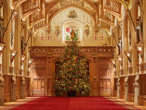 Queen puts up 20ft Christmas tree at Windsor Castle ahead of ‘quiet’ festive season