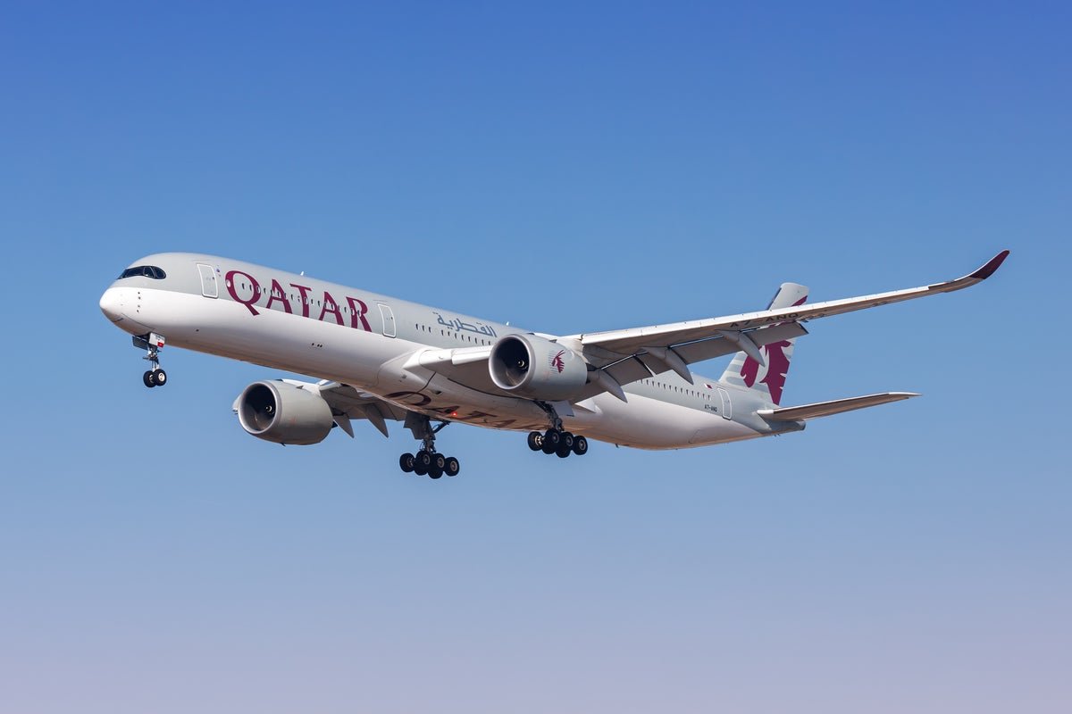 Which airlines are still flying in Russian airspace?