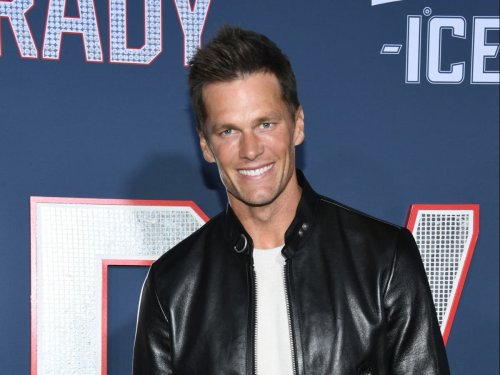 Tom Brady divides fans after posting shirtless mirror selfie in his ...