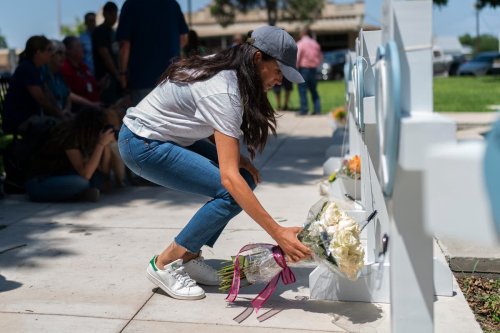 Meghan lays roses at memorial for victims of Texas school shooting