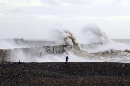 Met Office issues yellow weather warning as 70mph winds to hit UK