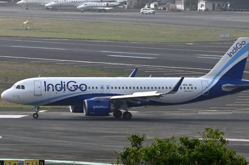 Passengers scream as flight suffers severe turbulence flying through deadly Delhi storm