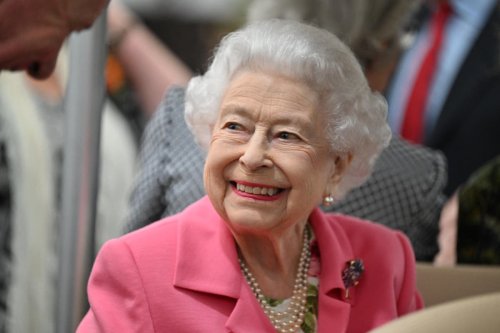 The Queen tours Chelsea Flower Show in a buggy