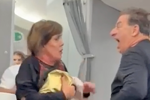 Chaos in American Airlines business class as passenger is thrown to the floor by flight attendant she then threatens to ‘kick in the balls’