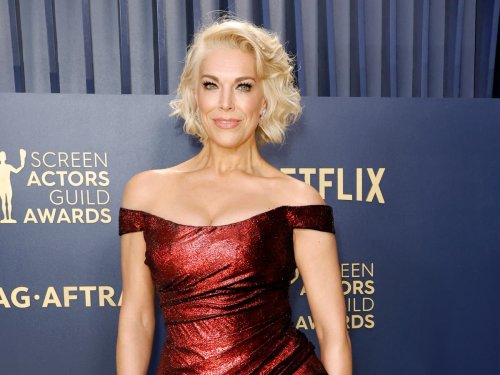 Hannah Waddingham takes cardboard purse made by her daughter to SAG Awards