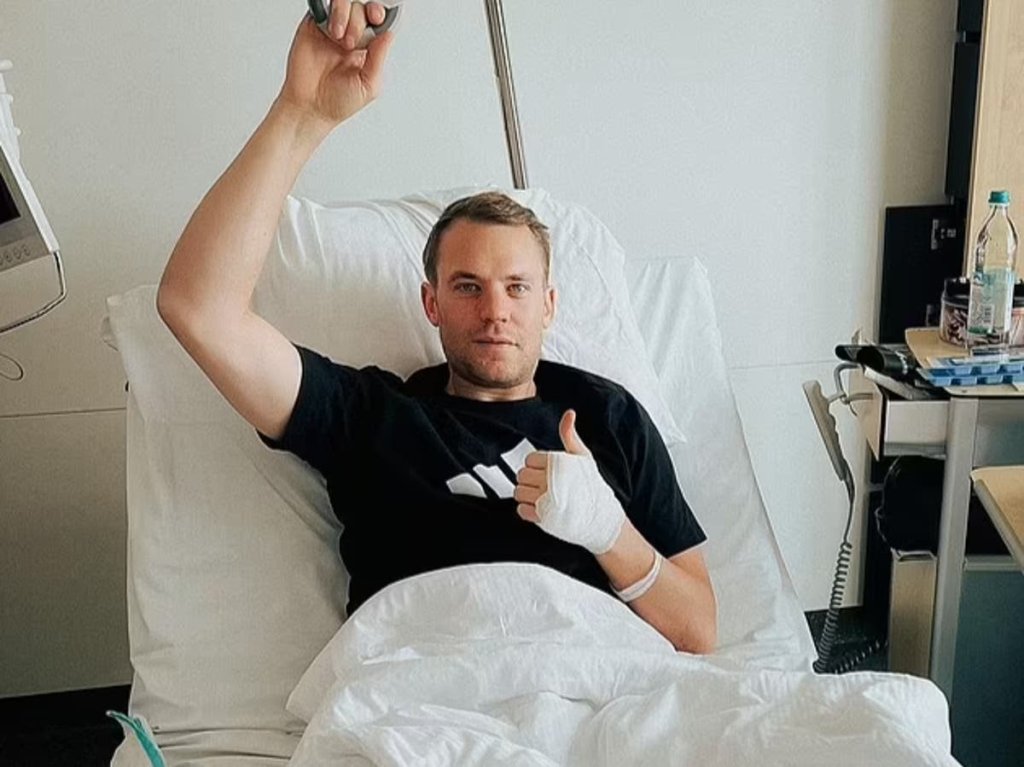 Germany and Bayern Munich goalkeeper Manuel Neuer breaks leg in skiing  accident | Flipboard