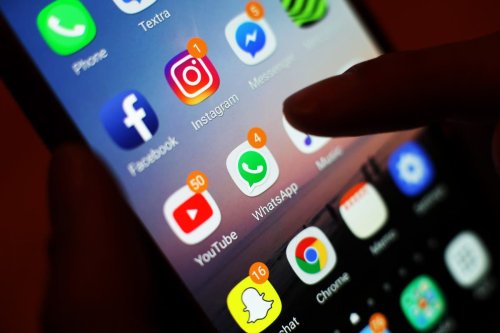 Ofsted chief backs headteachers taking ‘tough’ decision to ban phones in schools
