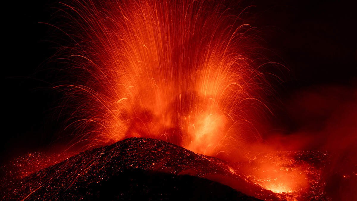 Mount Etna eruption grounds flights in Sicily