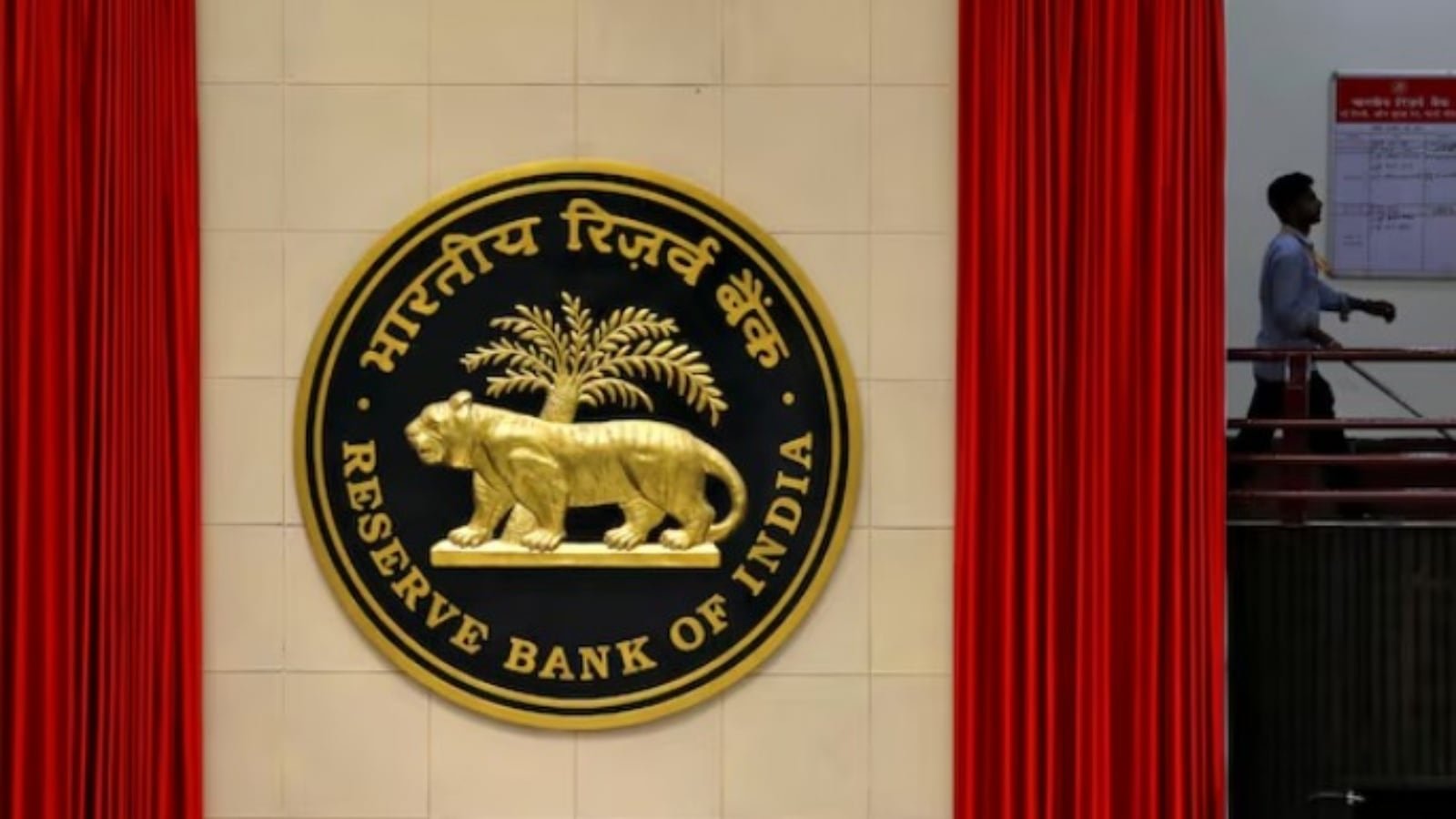 To attract foreign investors, Govt considers cut in withholding tax