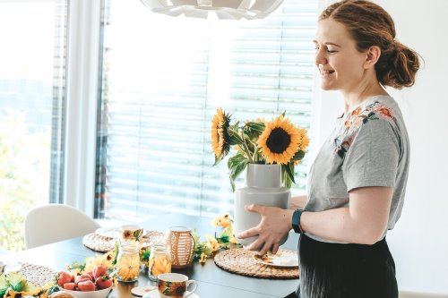 Sonnenblumen basteln mit Kindern: 2 kinderleichte Bastelideen für eine sommerliche Tischdekoration
