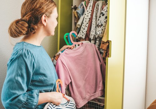 Schnell und einfach Kleiderschrank ausmisten: Diese 5 Dinge kannst du sofort aussortieren!