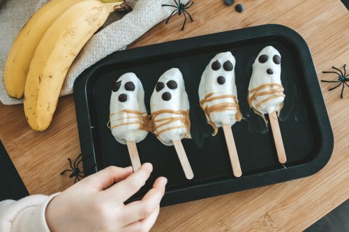 Gesundes Halloween Rezept für Kinder ohne Zucker: Gefrorene Bananen Geister mit Joghurt