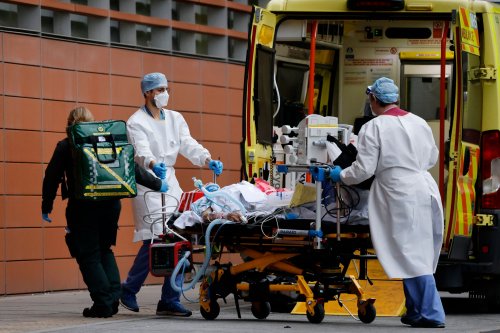 'Lack of leadership is prolonging pandemic' says expert warning UK heading 'back to square one'