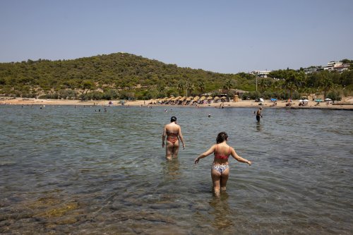Government faces revolt over amber watchlist plans amid warnings of summer holiday chaos