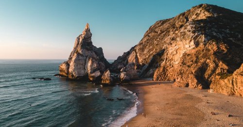 La espectacular playa de Portugal rodeada de acantilados de más de 100 metros de altura