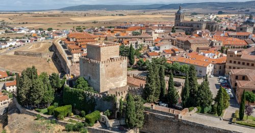 El bonito pueblo de Salamanca que es uno de los más bonitos de España: un lugar amurallado con una catedral y un impresionante castillo medieval