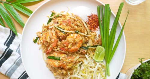 Cómo hacer el auténtico pad thai tailandés: la receta tradicional con huevo y langostinos