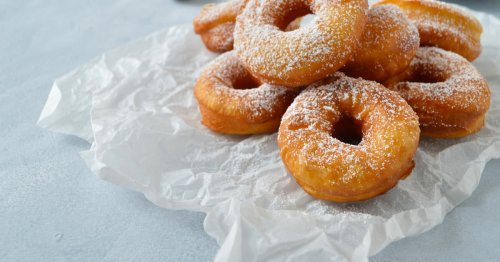 Receta fácil de donuts caseros al horno, un delicioso bollo glaseado y esponjoso
