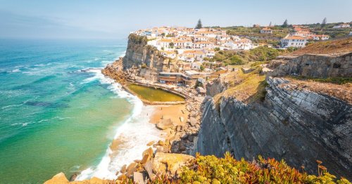El pueblo de Portugal al borde de un acantilado que tiene una piscina natural en la playa