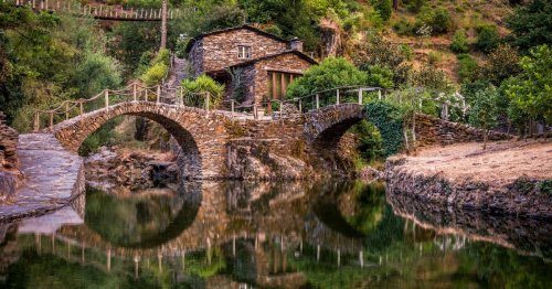 El bonito pueblo de Portugal incrustado en la montaña que se ‘suspende’ sobre una piscina natural