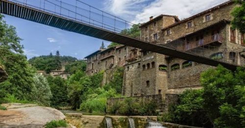El pueblo más bonito del mundo está en Barcelona: medieval, con casas de piedra y un puente colgante de madera