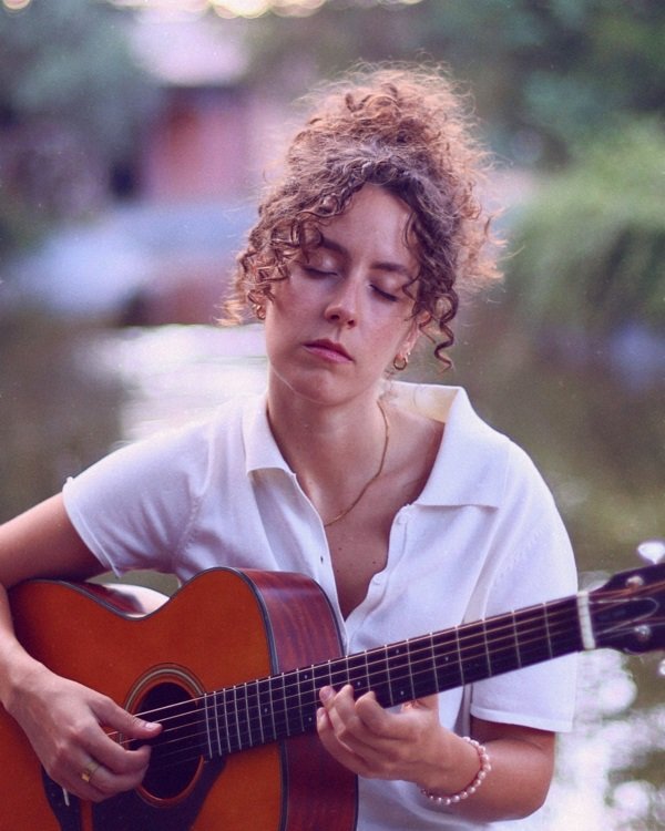Sara Cruz actua em Lisboa: "acho que sou uma romântica, talvez porque escreva canções desde miúda"