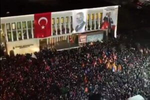 Manifestations monstres en Turquie après l’arrestation du maire d’Istanbul