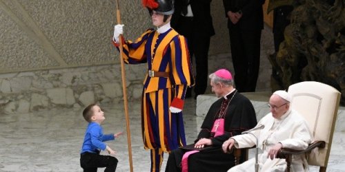 Niño autista argentino conquista al Papa tras interrumpir audiencia
