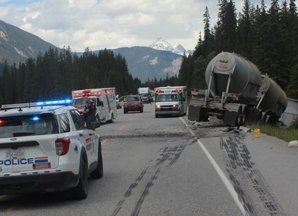 Alberta man dead in Highway 1 semi truck crash near Field