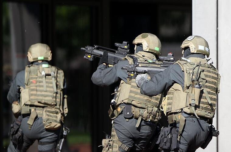 Filmreife Festnahme bei SEK-Einsatz: Polizei schnappt fünf Tatverdächtige bei vorgetäuschter Geldübergabe