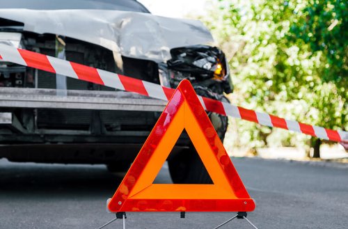 Schwerer Verkehrsunfall im Kreis Erlangen: Frau fährt mit hoher Geschwindigkeit auf anderes Auto auf