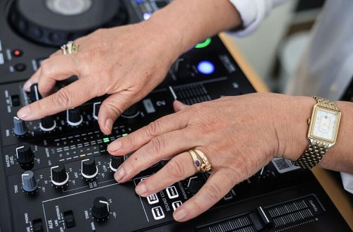 Uschi legt auf – wenn Seniorinnen DJ werden